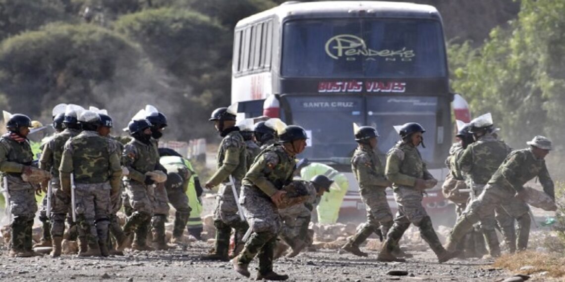Tres policías muertos y varios heridos durante bloqueos de carreteras en Bolivia