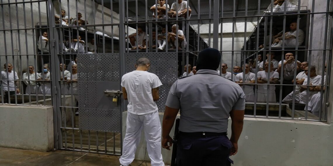 Familias de venezolanos llegan a El Salvador y piden «fe de vida» de detenidos en el Cecot