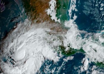 Huracán Erik alcanzó categoría 4 y amenaza con impactar costas mexicanas