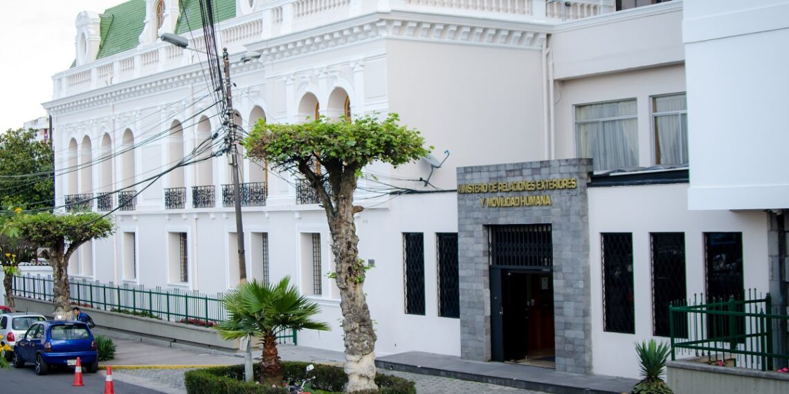 Ecuador exigirá visa de tránsito a ciudadanos de 45 países, entre ellos venezolanos