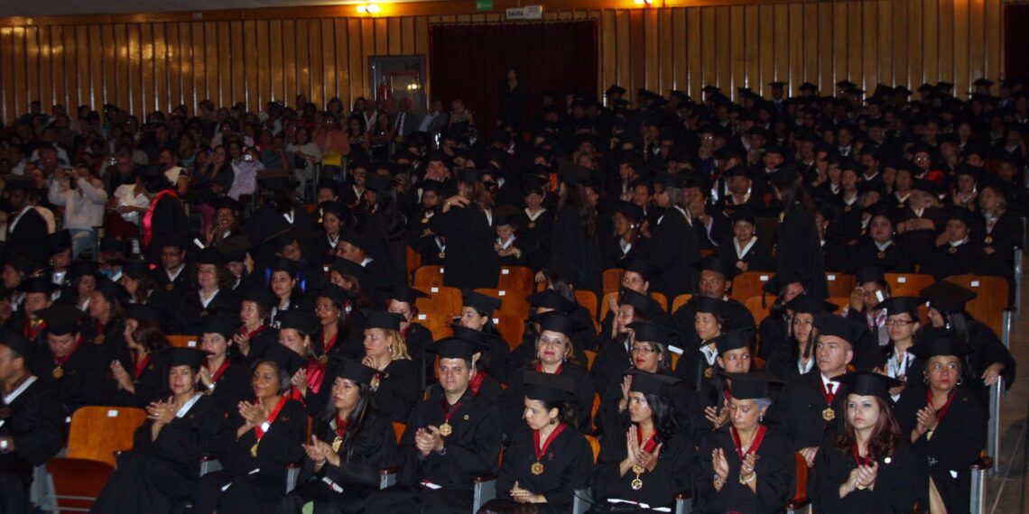 Prohibieron el cobro de paquetes de grado en universidades públicas