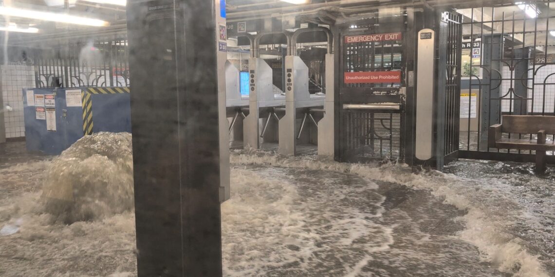 Lluvias inundaron estaciones del metro de Nueva York y provocaron caos en el transporte