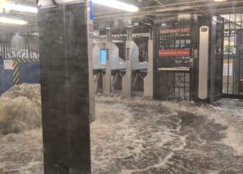 Lluvias inundaron estaciones del metro de Nueva York y provocaron caos en el transporte