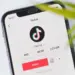 Nuevas funciones en TikTok permiten a padres supervisar publicaciones de sus hijos