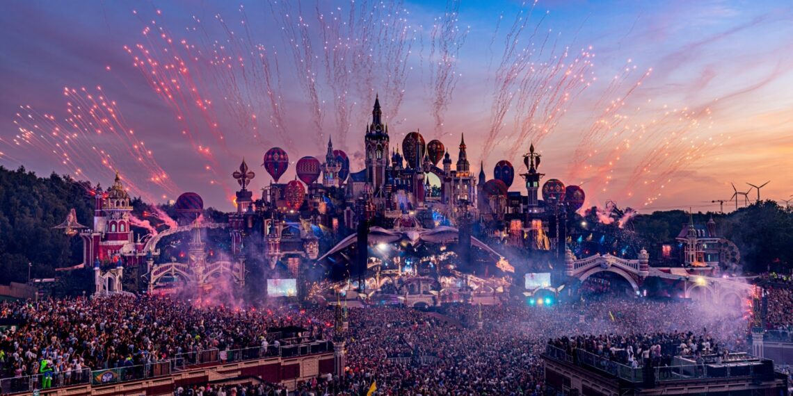 Tomorrowland abre sus puertas con un nuevo escenario principal tras el incendio