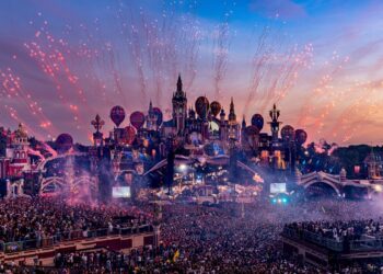 Tomorrowland abre sus puertas con un nuevo escenario principal tras el incendio