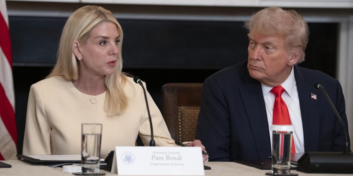 Trump ordena divulgar el testimonio del gran jurado que acusó formalmente a Epstein