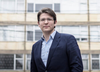 Senador Uribe muestra leve mejoría. Esta semana podría ser sacado del coma inducido