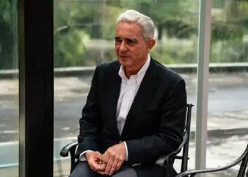 Expresidente Álvaro Uribe es condenado a 12 años de prisión domiciliaria