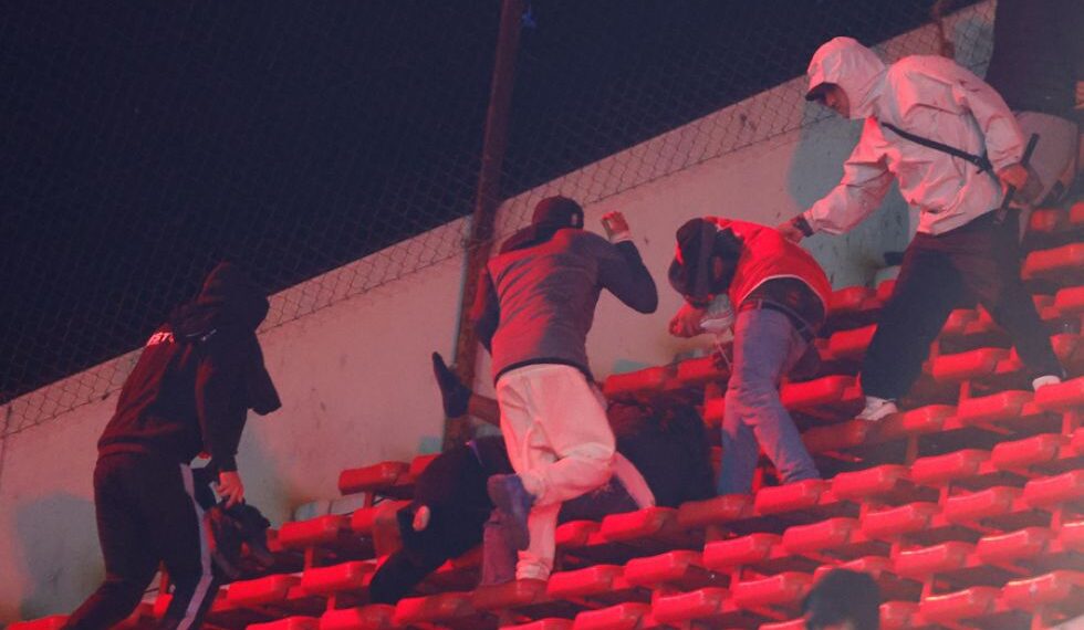 Más de 100 hinchas chilenos detenidos por incidentes en Independiente-U de Chile