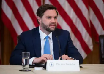 Vicepresidente de EE UU alertó sobre «una crisis de salud mental» luego del tiroteo por una persona trans