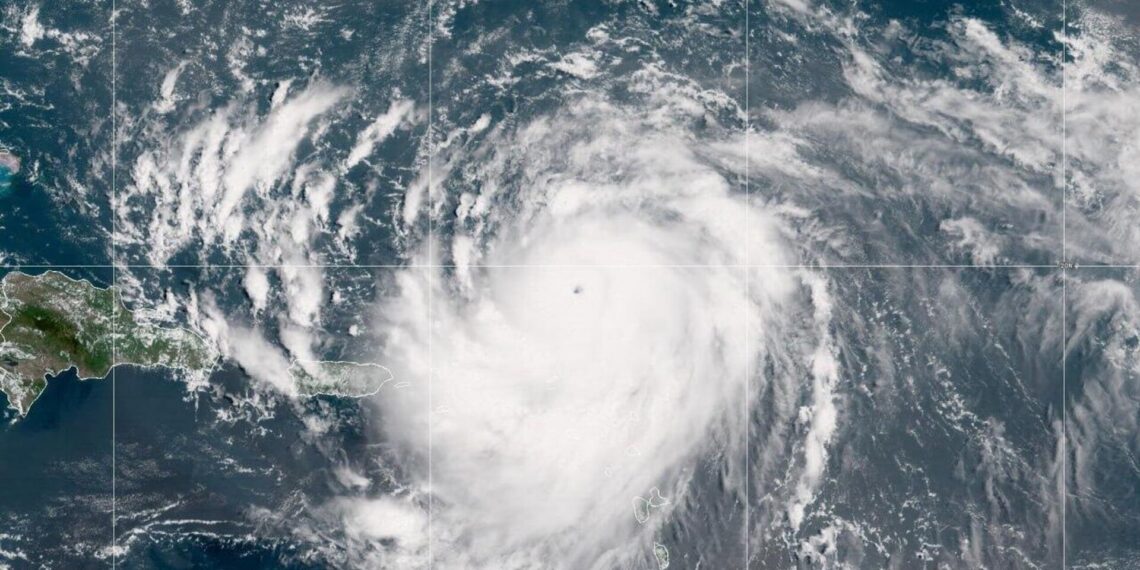 EEUU ordena evacuaciones en islas de Carolina del Norte por potente huracán Erin