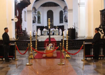 Realizan capilla ardiente de monseñor Mario Moronta