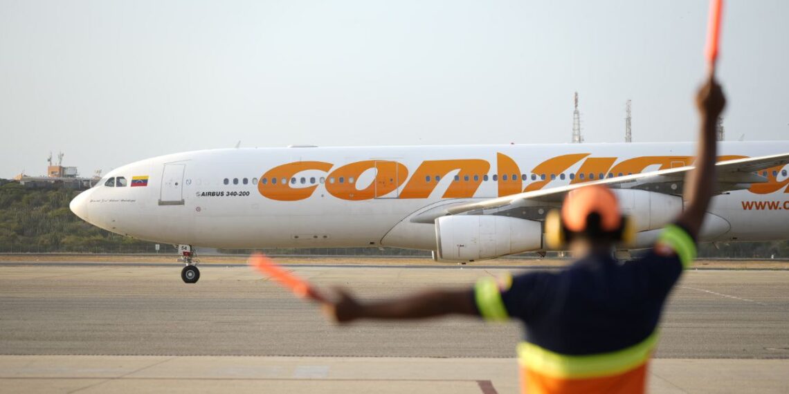 Otro grupo de migrantes venezolanos regresa al país tras ser deportados por EE UU