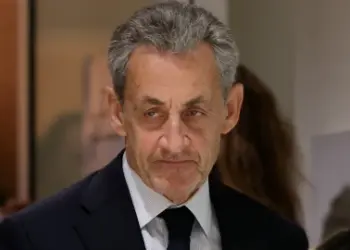 Condenan al expresidente de Francia Nicolas Sarkozy a cinco años de prisión