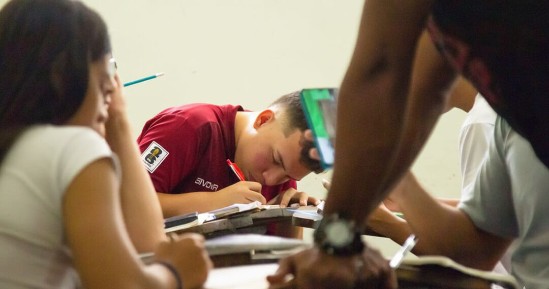 UCAB: El 72% de los jóvenes graduados universitarios prefieren quedarse y trabajar en Venezuela