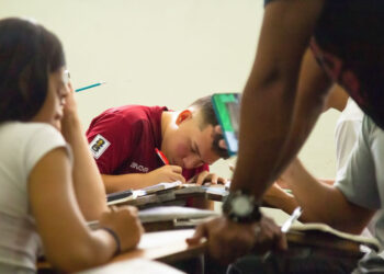 UCAB: El 72% de los jóvenes graduados universitarios prefieren quedarse y trabajar en Venezuela