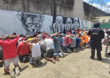 Diecisiete presos muertos en choque entre bandas narco en cárcel de Ecuador