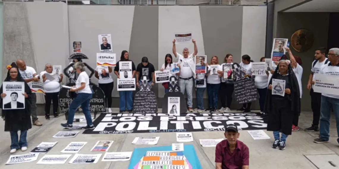 Familiares de presos políticos manifestaron frente a la Embajada de España en Caracas