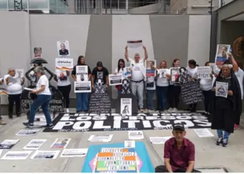 Familiares de presos políticos manifestaron frente a la Embajada de España en Caracas