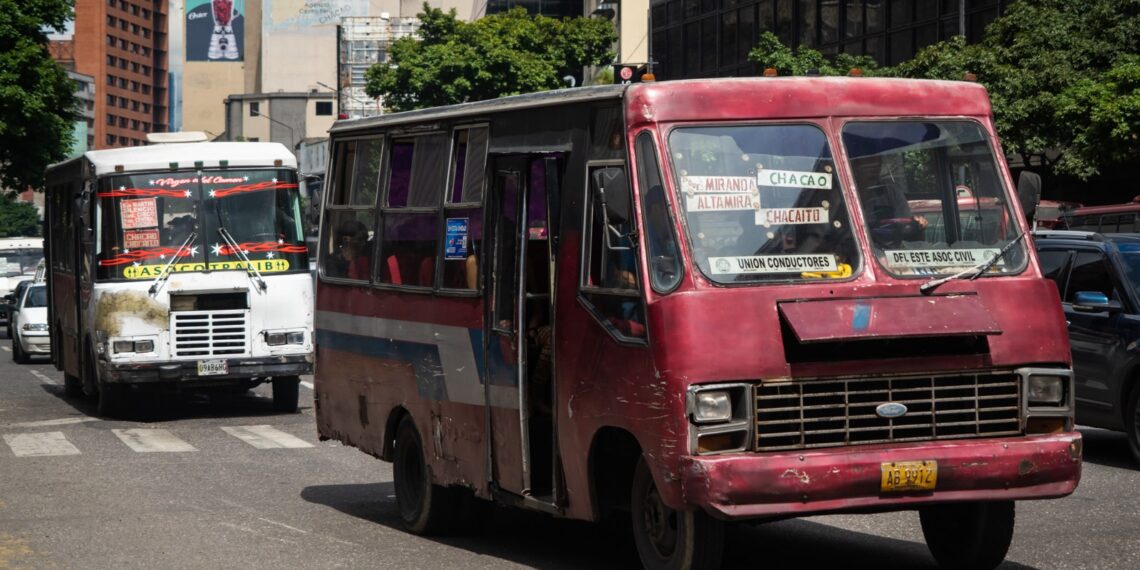 Transportistas proponen aumento de tarifas y bono en dólares