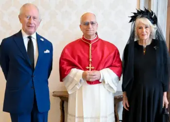 El rey Carlos se convierte en el primer líder de la Iglesia anglicana en rezar públicamente junto a un Papa en 500 años