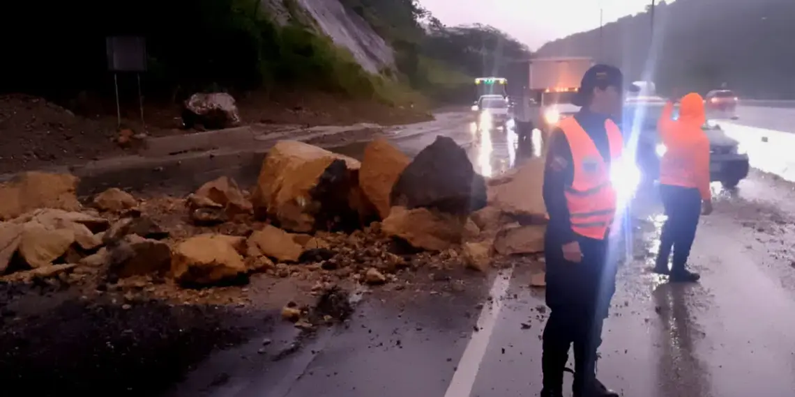 Lluvias ocasionaron derrumbes e inundaciones en vías de la Gran Caracas