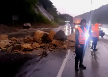 Lluvias ocasionaron derrumbes e inundaciones en vías de la Gran Caracas