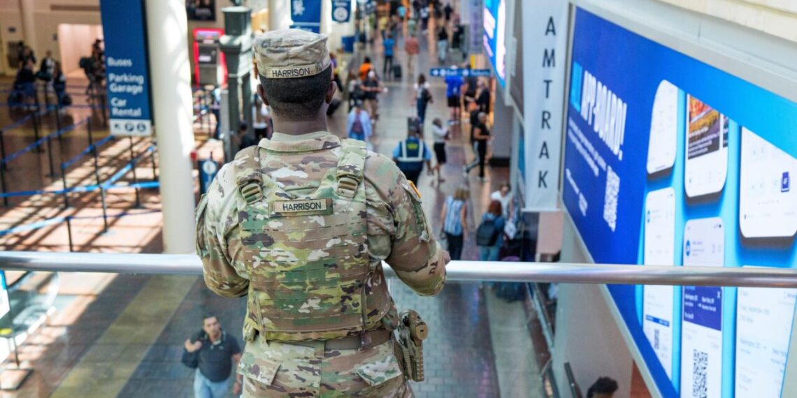 Llegan a Chicago un centenar de soldados de la Guardia Nacional de Texas