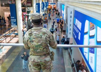 Llegan a Chicago un centenar de soldados de la Guardia Nacional de Texas