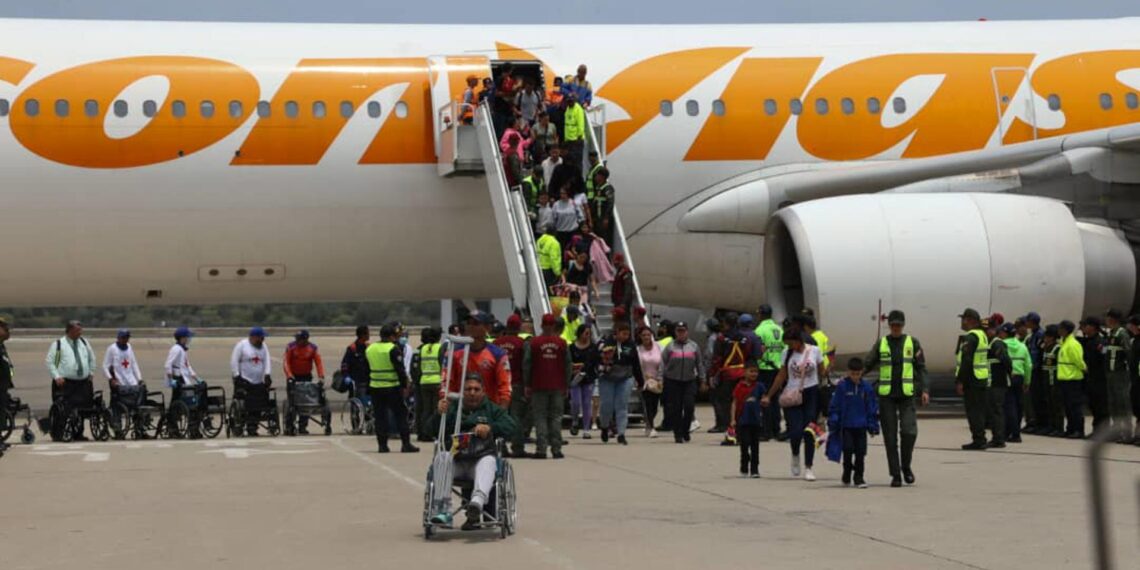 Retornan 167 venezolanos deportados desde EEUU