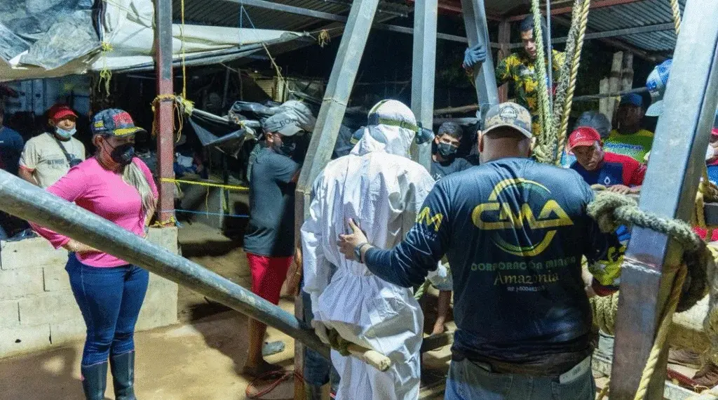 Rescatan 12 cuerpos en la mina Cuatro Esquinas de El Callao