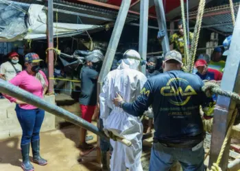 Rescatan 12 cuerpos en la mina Cuatro Esquinas de El Callao