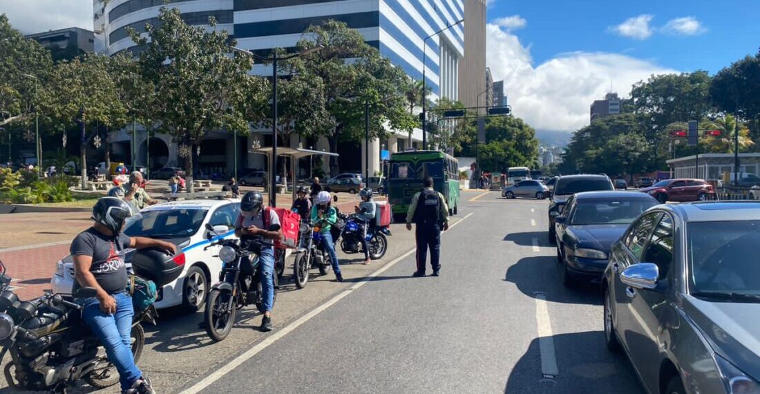Chacao implementa plan piloto para ordenar el estacionamiento de motos y mejorar la movilidad