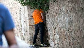 Hasta 30 euros de multa tendrán que pagar quienes orinen en vías públicas