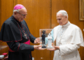 Monseñor Biord obsequió estatuas de JGH y Carmen Rendiles al papa León XIV