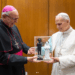 Monseñor Biord obsequió estatuas de JGH y Carmen Rendiles al papa León XIV