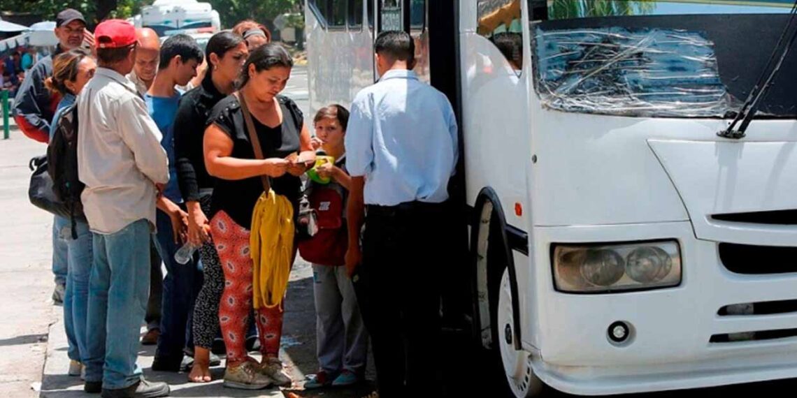 Transportistas insisten en indexar costo del pasaje al dólar