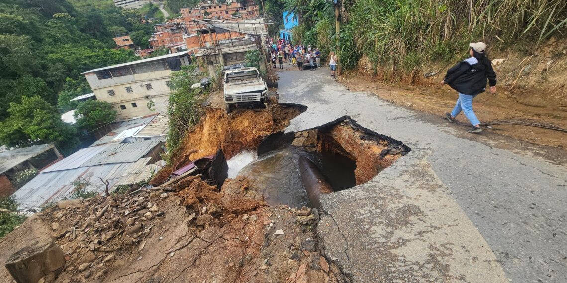 Instalan centro de acopio para vecinos de El Hatillo afectados por rotura de tubería matriz