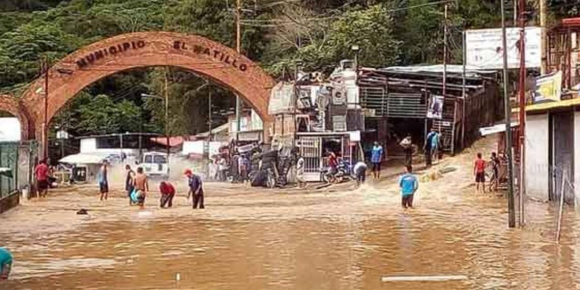 30 viviendas colapsadas, 20 lesionados  y 150 afectados dejó rotura de tuberia en el hatillo