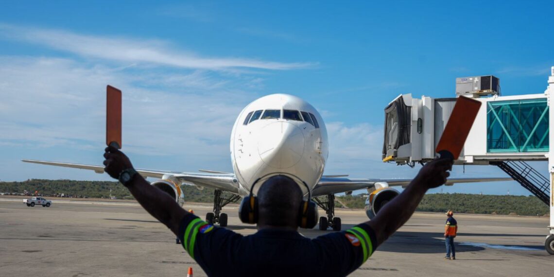 Llega al país vuelo con 153 venezolanos repatriados procedentes de Estados Unidos