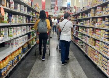 Compras promedio en supermercados se sitúan entre 8 y 23 dólares según ANSA