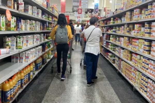 Compras promedio en supermercados se sitúan entre 8 y 23 dólares según ANSA