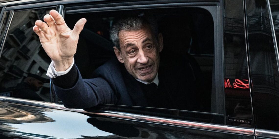 Sarkozy sale en libertad condicional tras pasar 20 días en la cárcel