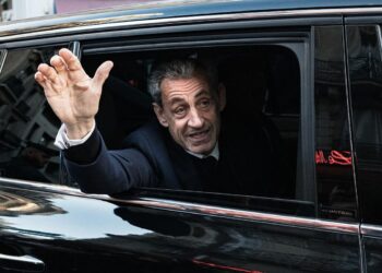 Sarkozy sale en libertad condicional tras pasar 20 días en la cárcel