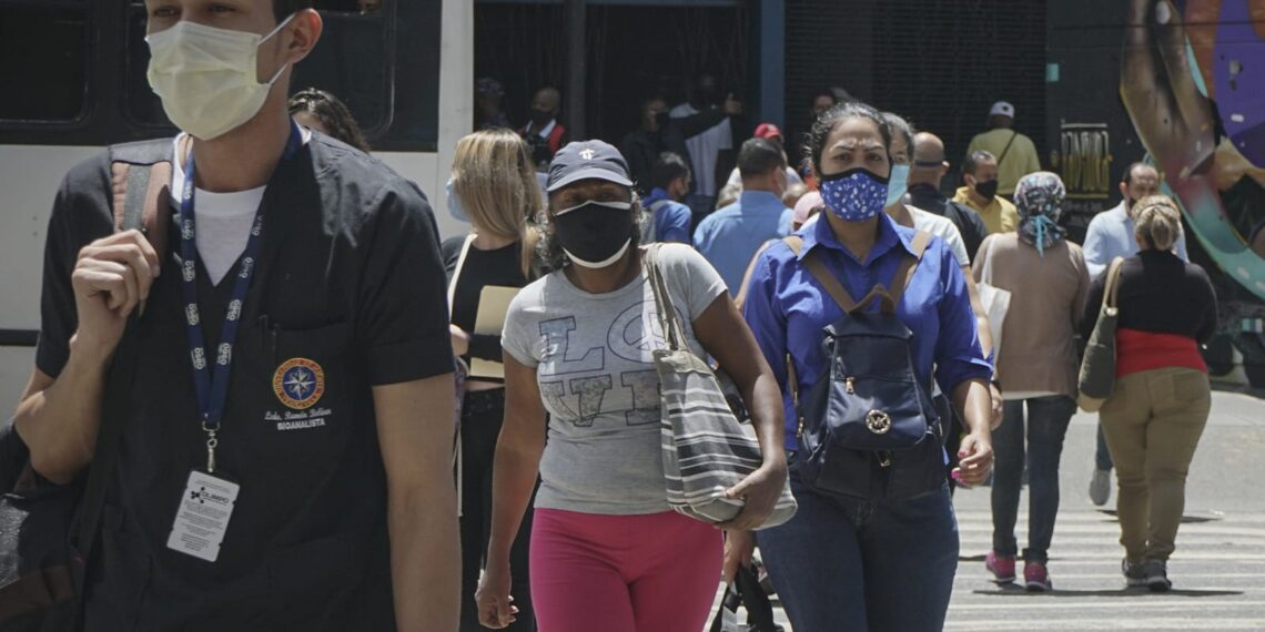 Infectóloga Patricia Valenzuela recomienda volver a usar tapabocas