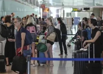 Crisis aérea en EE UU por cierre del gobierno: más de 800 vuelos cancelados en un solo día