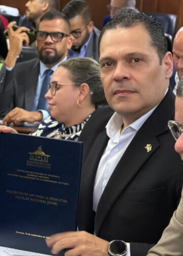 Diputado Juan Carlos Alvarado entrega proyecto de Ley para el Bienestar Escolar Nacional