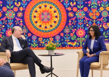 AHORA | Delcy Rodríguez sostiene encuentro con directivos del BID