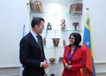 Delcy Rodríguez recibe condecoración en la sede de la IILA como símbolo de amistad al pueblo de Venezuela